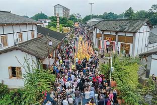 包圆了！布克生涯得分超越阿尔文-亚当斯 位居队史第2位